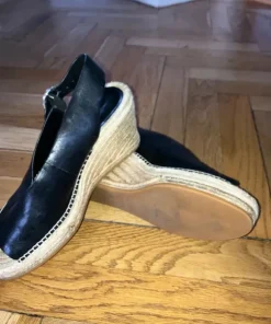 Sandal med kilehæl