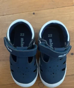 Sandaler med stängd tå