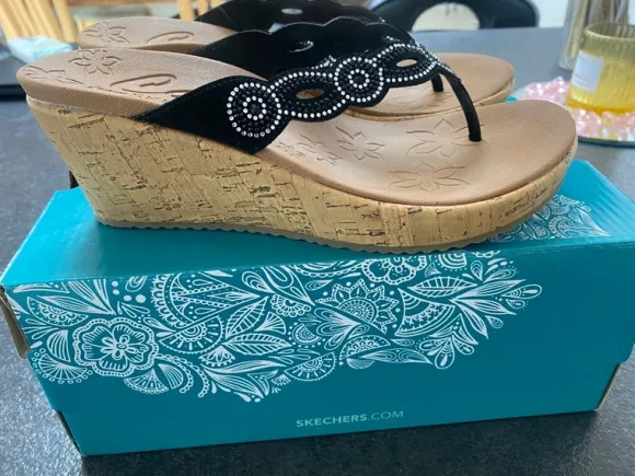 Sketchers flip flops med kilehæl