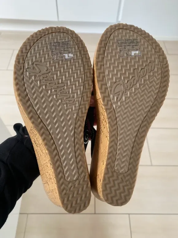Sketchers flip flops med kilehæl