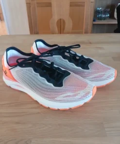 Skor i nyskick från Under Armour storlek 44,5