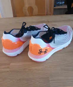 Skor i nyskick från Under Armour storlek 44,5