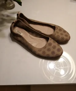 Skórzane buty damskie marki Clarks
