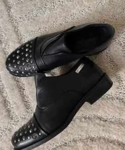 Skórzane buty z ćwiekami