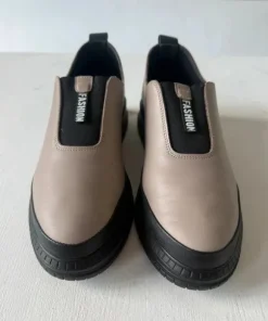 Skórzane wsuwane sneakersy Bombonella – beż/czerń, wygodne, minimalistyczne