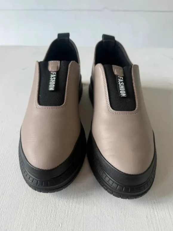 Skórzane wsuwane sneakersy Bombonella – beż/czerń, wygodne, minimalistyczne