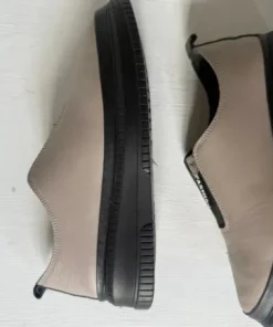 Skórzane wsuwane sneakersy Bombonella – beż/czerń, wygodne, minimalistyczne