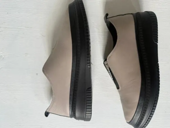 Skórzane wsuwane sneakersy Bombonella – beż/czerń, wygodne, minimalistyczne