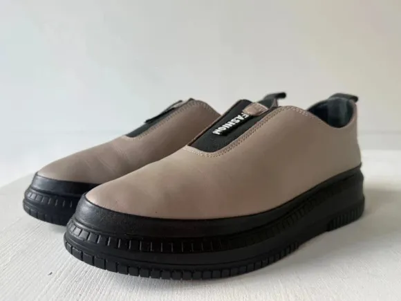 Skórzane wsuwane sneakersy Bombonella – beż/czerń, wygodne, minimalistyczne