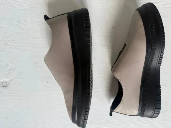 Skórzane wsuwane sneakersy Bombonella – beż/czerń, wygodne, minimalistyczne