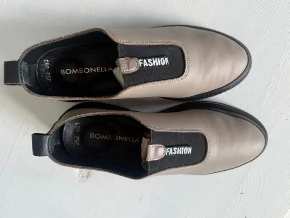 Skórzane wsuwane sneakersy Bombonella – beż/czerń, wygodne, minimalistyczne