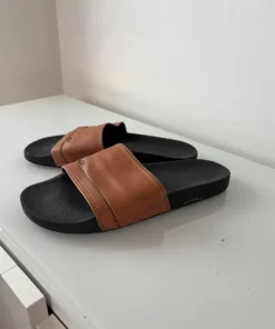 Slides med brun rem, strl 43