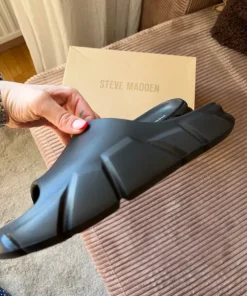 Slippers från Steve Madden. Storlek 42
