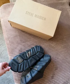 Slippers från Steve Madden. Storlek 42