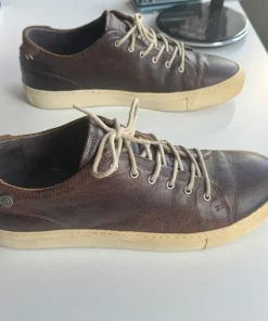 Sneakers i brunt skinn