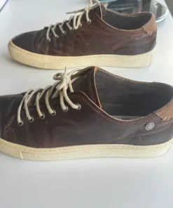 Sneakers i brunt skinn