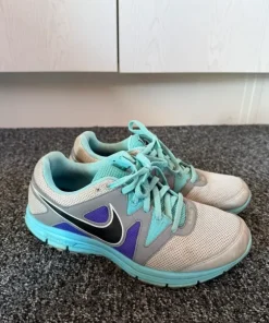 Sneakers storlek 40