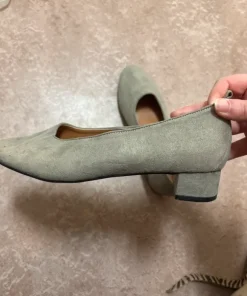 Snygga beige/taupe klackskor från H&M strl 39