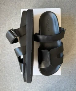 Sort sandal i læder
