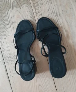 Sorte sandaler