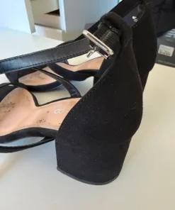 Sorte sandaler