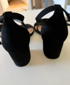Sorte sandaler