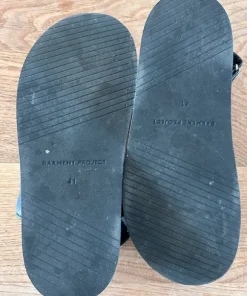 Sorte sandaler fra Garment Project