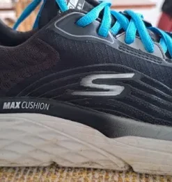 Sorte skechers max cushion