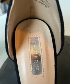 Svart högklackad sandal st 39