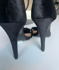 Svart högklackad sandal st 39