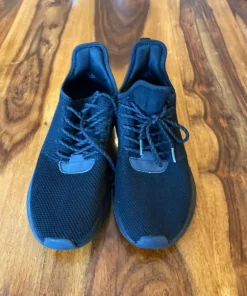 Svart sneaker storlek 43