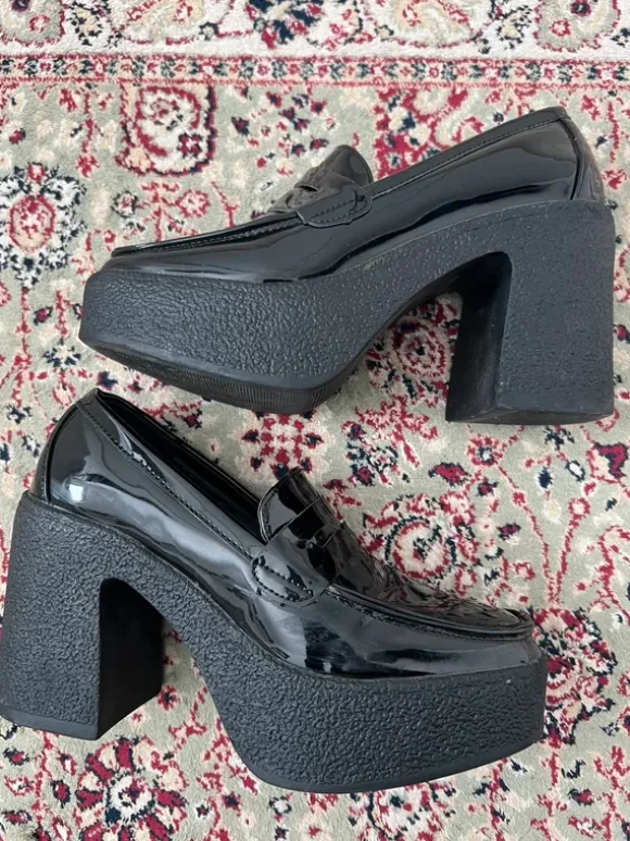 Svarta lackade loafers med platåsula