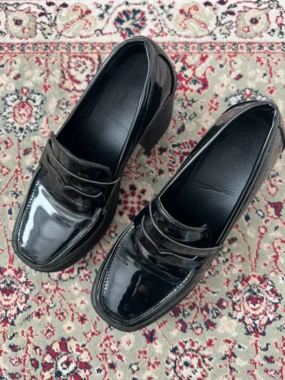 Svarta lackade loafers med platåsula
