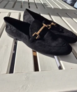 Svarta loafers med betsel