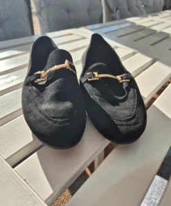 Svarta loafers med betsel