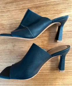 Svarta mules från Flattered