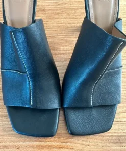 Svarta mules från Flattered