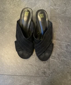 Svarta sandaler