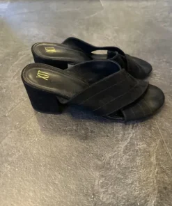 Svarta sandaler