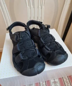 Svarta sandaler