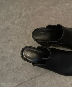 Svarta sandaler som tofflor