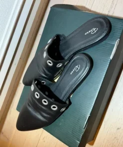 Svarta slip in-mules med spetsig tå och snygga silverdetaljer