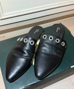 Svarta slip in-mules med spetsig tå och snygga silverdetaljer