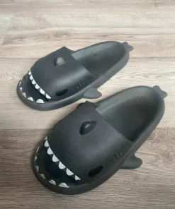 szare klapki rekinki