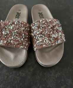 Tofflor i rosa glitter pärlor