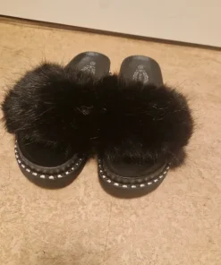 Tofflor med päls på oanvänd