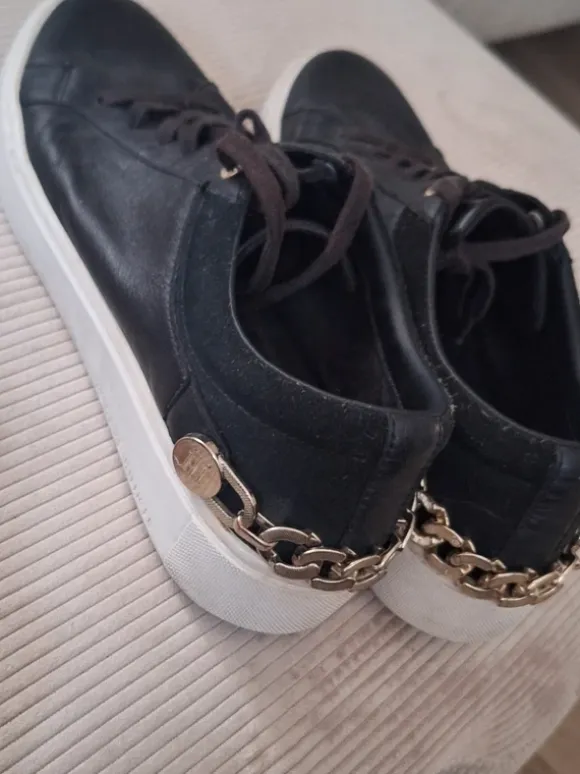 Tommy Hilfiger lædersneakers med guldkæde – Str. 40