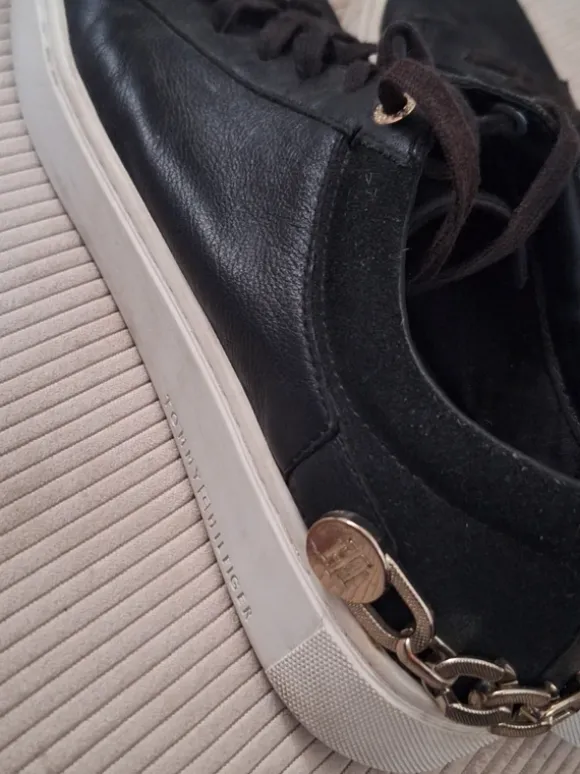 Tommy Hilfiger lædersneakers med guldkæde – Str. 40