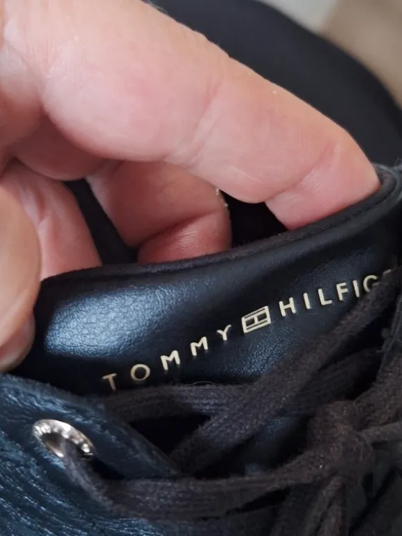 Tommy Hilfiger lædersneakers med guldkæde – Str. 40