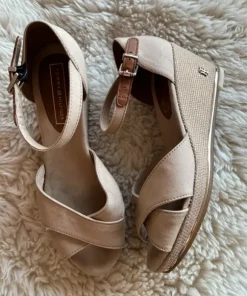 Tommy Hilfiger sandaler i beige og guld str 38